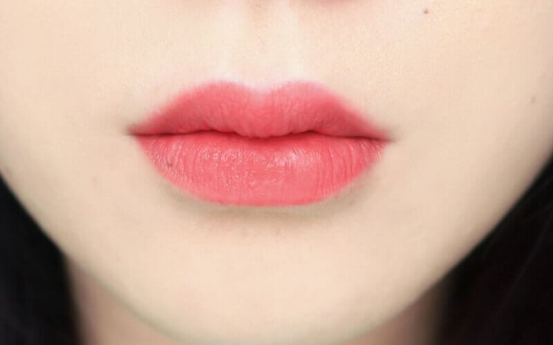 Xăm môi bao lâu thì bôi kích màu được Cách bôi kích màu môi  Nhà thuốc  FPT Long Châu