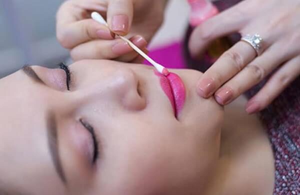 Phun môi có đau không